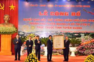 Thủ tướng Chính phủ Nguyễn Xuân Phúc đã trao quyết định công nhận thành phố Tuyên Quang là đô thị loại II, trực thuộc thành phố Tuyên Quang.