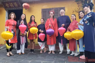 Chị Nadine (áo dài đỏ, giữa) cùng hai con và những người bạn tham gia hoạt động văn hoá tại Hội An