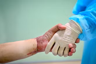 Cuộc sống mới của người đàn ông Việt Nam đầu tiên được ghép tay