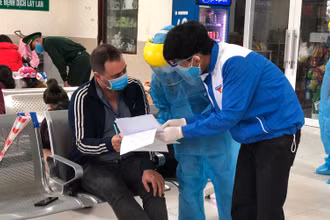 Anh Đỗ Văn Thành hướng dẫn khai báo y tế cho hành khách.