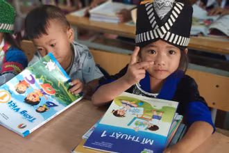 Học sinh Trường tiểu học Nậm Cắn (Kỳ Sơn, Nghệ An) nhận SGK mới do Nhà xuất bản Giáo dục Việt Nam trao tặng (Ảnh: NXBGDVN)