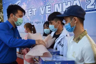 Đại diện Tỉnh đoàn Đồng Nai tặng quà cho thanh niên công nhân về quê đón Tết.