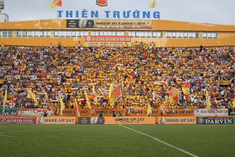 Sắc vàng ở Thiên Trường khiến các cổ động viên trên thế giới thèm khát. (Ảnh: Nam Định FC)