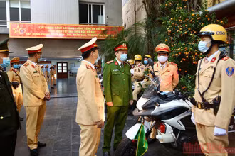 Lãnh đạo Phòng Cảnh sát giao thông kiểm tra, giao nhiệm vụ cho cán bộ, chiến sĩ.