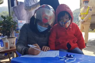 Người dân thực hiện khai báo y tế tại chốt phòng dịch trên đèo Pha Đin, huyện Tuần Giáo.