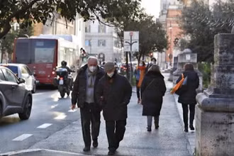 Người dân đeo khẩu trang phòng lây nhiễm COVID-19 tại Rome, Italy. (Ảnh: THX/TTXVN)