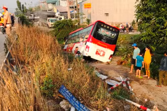 Xe khách mất lái và lao xuống bờ kênh Bà Đắc.