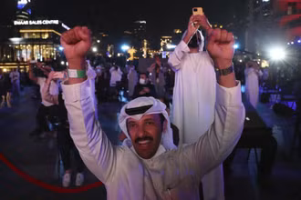 Người dân UAE ăn mừng sau khi Tàu thăm dò Amal đi vào quỹ đạo sao Hỏa đêm 9-2.