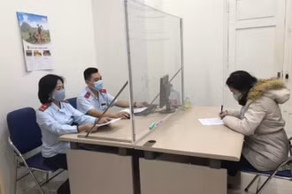Thanh tra Sở Thông tin và Truyền thông Hà Nội làm việc với đối tượng (bên phải) có hành vi vi phạm.