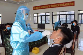 Lực lượng y tế lấy mẫu xét nghiệm Sars-CoV-2 cho các công dân ở TP Móng Cái chuẩn bị lên đường thực hiện nghĩa vụ quân sự. 