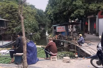 Nhiều người dân TP Hải Dương đến cống Đọ câu cá trong mùa dịch.
