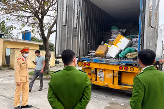 Công an phát lộ phương tiện chở thực phẩm không rõ nguồn gốc trộn lẫn với hàng hợp pháp trong khoang đông lạnh.