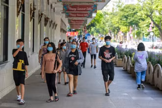 Hà Nội kết hợp tuyên truyền với xử lý nghiêm các trường hợp không đeo khẩu trang nơi công cộng để nâng cao ý thức người dân trong phòng, chống dịch Covid-19.