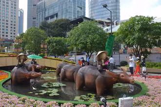 Đường hoa Nguyễn Huệ mở cửa thêm một ngày để phục vụ du khách.