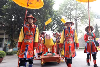 Đàn tế xưa được dựng ở phường Đông Hà. Trâu đất và thần Câu mang được tế và rước vào đền Bạch Mã. Lễ kết thúc, tượng trâu đất được rước từ đền Bạch Mã vào Hoàng thành, qua Đoan môn, lên điện Kính Thiên để tiến vua.