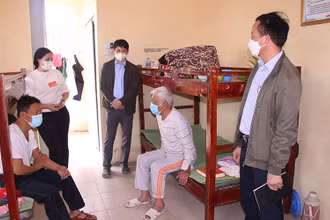 Các y bác sĩ đang thăm hỏi bệnh nhân về tình hình ăn uống, sinh hoạt.