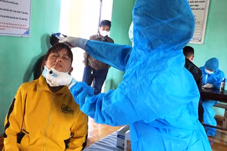 Lực lượng chuyên môn lấy mẫu xét nghiệm sàng lọc những người có yếu tố dịch tễ liên quan ở Quảng Xương.