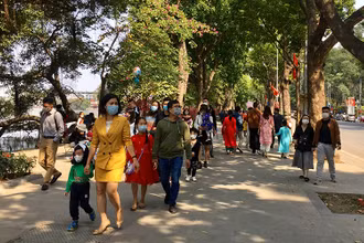 Khách du lịch đến hồ Hoàn Kiếm dịp Tết Nguyên đán.