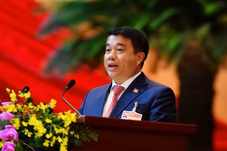 Đồng chí Y Thanh Hà Niê Kđăm, Ủy viên Trung ương Đảng khóa XIII, Bí thư Đảng ủy Khối Doanh nghiệp Trung ương trình bày tại Đại hội Đảng toàn quốc lần thứ XIII, sáng 28-1. Ảnh: ANH TUẤN -DUY LINH
