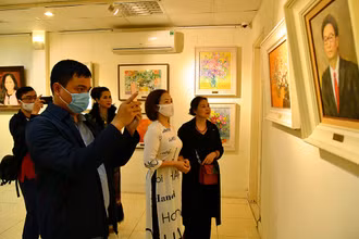 Khách tham quan triển lãm.