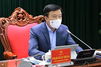 Đồng chí Phạm Xuân Thăng, Ủy viên Trung ương Đảng, Bí thư Tỉnh ủy chủ trì cuộc họp.