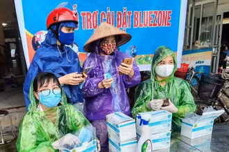Hỗ trợ người dân cài ứng dụng Bluezone ở Hải Dương.