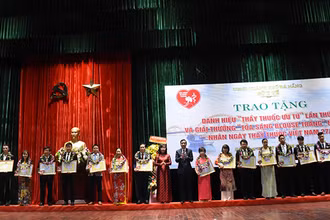 Đà Nẵng vinh danh 20 cá nhân tiêu biểu đạt giải thưởng “Tỏa sáng Blouse trắng” năm 2020.