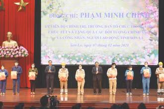 Đồng chí Phạm Minh Chính tặng quà các đối tượng chính sách, công nhân, người lao động địa bàn thành phố Sơn La