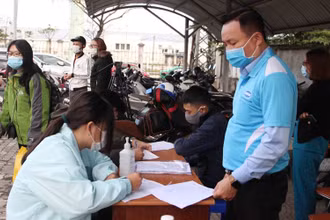 Khai báo y tế trước khi lên xe.