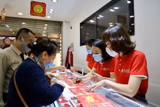 Nhiều người dân có thói quen đi mua vàng lấy may trong ngày vía Thần Tài mùng 10 tháng Giêng.