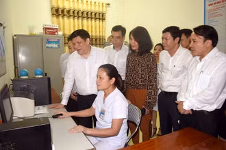 Bộ Trưởng Y tế Nguyễn Thanh Long kiểm tra việc triển khai phần mềm quản lý hồ sơ sức khỏe tại trạm y tế xã Nam Thái, huyện Nam Đàn, Nghệ An.