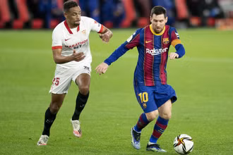 Messi không thể cứu Barca khỏi trận thua lượt đi. (Ảnh: Getty Images)