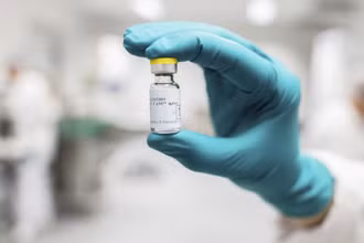 Lọ vaccine ngừa Covid-19 của Johnson & Johnson. Ảnh: AP.