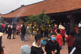 Khuôn viên tòa tiền tế chùa Keo chật kín du khách tới chiêm bái sáng mùng 4 Tết.
