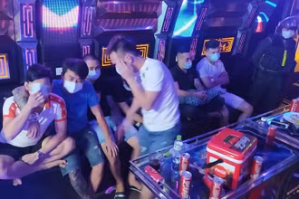 Các đối tượng tụ tập sử dụng ma túy trong quán karaoke.