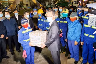 Bí thư Thành ủy Nguyễn Văn Quảng thăm hỏi, động viên anh chị em công nhân.