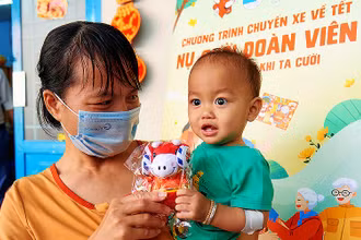 Bệnh nhi tại Bệnh viện Nhi đồng 1 (TP Hồ Chí Minh) hào hứng nhận các phần quà từ Chương trình "Nụ cười đoàn viên".