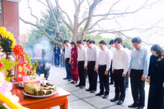 Đồng chí Phan Đình Trạc cùng các đại biểu thành kính dâng hoa, dâng hương tưởng niệm trước Mộ bà Hoàng Thị Loan - thân mẫu Chủ tịch Hồ Chí Minh. (Ảnh: Thành Duy)