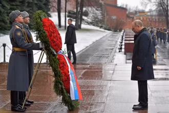 Tổng thống Nga Vladimir Putin đặt hoa viếng các liệt sĩ vô danh nhân Ngày Bảo vệ Tổ quốc 23-2-2021. (Nguồn ảnh: TASS)
