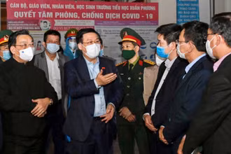 Đồng chí Vương Đình Huệ, Ủy viên Bộ Chính trị, Bí thư Thành ủy kiểm tra công tác phòng, chống dịch Covid-19 tại Trường tiểu học Xuân Phương, quận Nam Từ Liêm.
