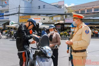 Lực lượng liên ngành kiểm tra các trường hợp không đeo khẩu trang nơi công cộng sáng 19-2.