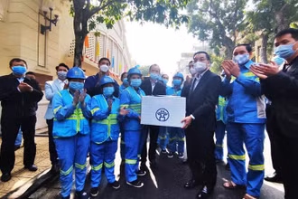 Chủ tịch UBND TP Chu Ngọc Anh tặng quà công nhân Tổ sản xuất số 7, chi nhánh Hoàn Kiếm của Công ty TNHH MTV Môi trường Đô thị Hà Nội.