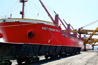 Tàu Việt Thuận 56-01 vào Cảng Cẩm Phả nhận tấn than đầu tiên của năm mới.