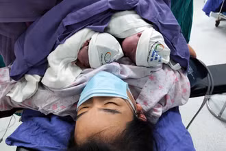 Những bé sơ sinh chào đời trong khu cách ly.