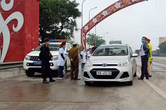 Tỉnh Thái Bình tiếp tục duy trì hoạt động của bảy chốt kiểm dịch ra vào địa bàn tỉnh (Trong ảnh: Chốt kiểm dịch cầu Tân Đệ, giáp ranh tỉnh Nam Định).