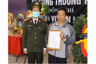 Thừa ủy quyền của Bộ trưởng Công an, lãnh đạo Cục Tổ chức - Cán bộ trao tới gia đình Quyết định thăng cấp bậc hàm trước niên hạn cho đồng chí Vi Văn Luân.