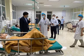 PGS, TS Đào Xuân Cơ - Phó Giám đốc Bệnh viện Bạch Mai khảo sát tại bệnh viện để chọn địa điểm thành lập bệnh viện dã chiến.