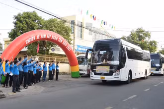 Cán bộ Liên đoàn Lao động tỉnh Đồng Nai tiễn công nhân về quê đón Tết. 