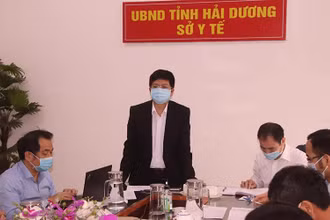 ThS, BS Nguyễn Trọng Khoa chủ trì cuộc họp trực tuyến về công tác điều trị.