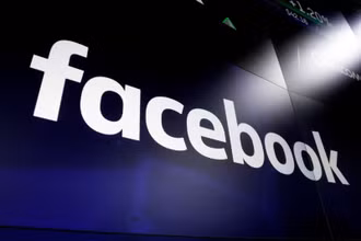 Logo Facebook trên màn hình tại Quảng trường Thời đại ở New York, Mỹ. Ảnh: AP.